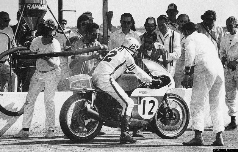 Paul Smart during refueling at the Daytona 200 in 1971